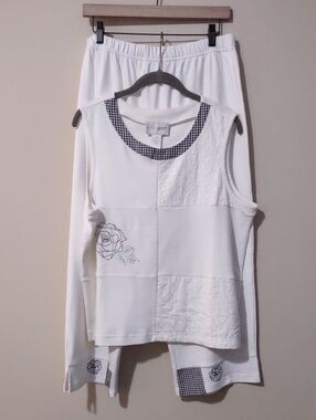 SPORT SAVVY. 2 piece Pants+Top White With Black Patchwork. Size Large NWOTS